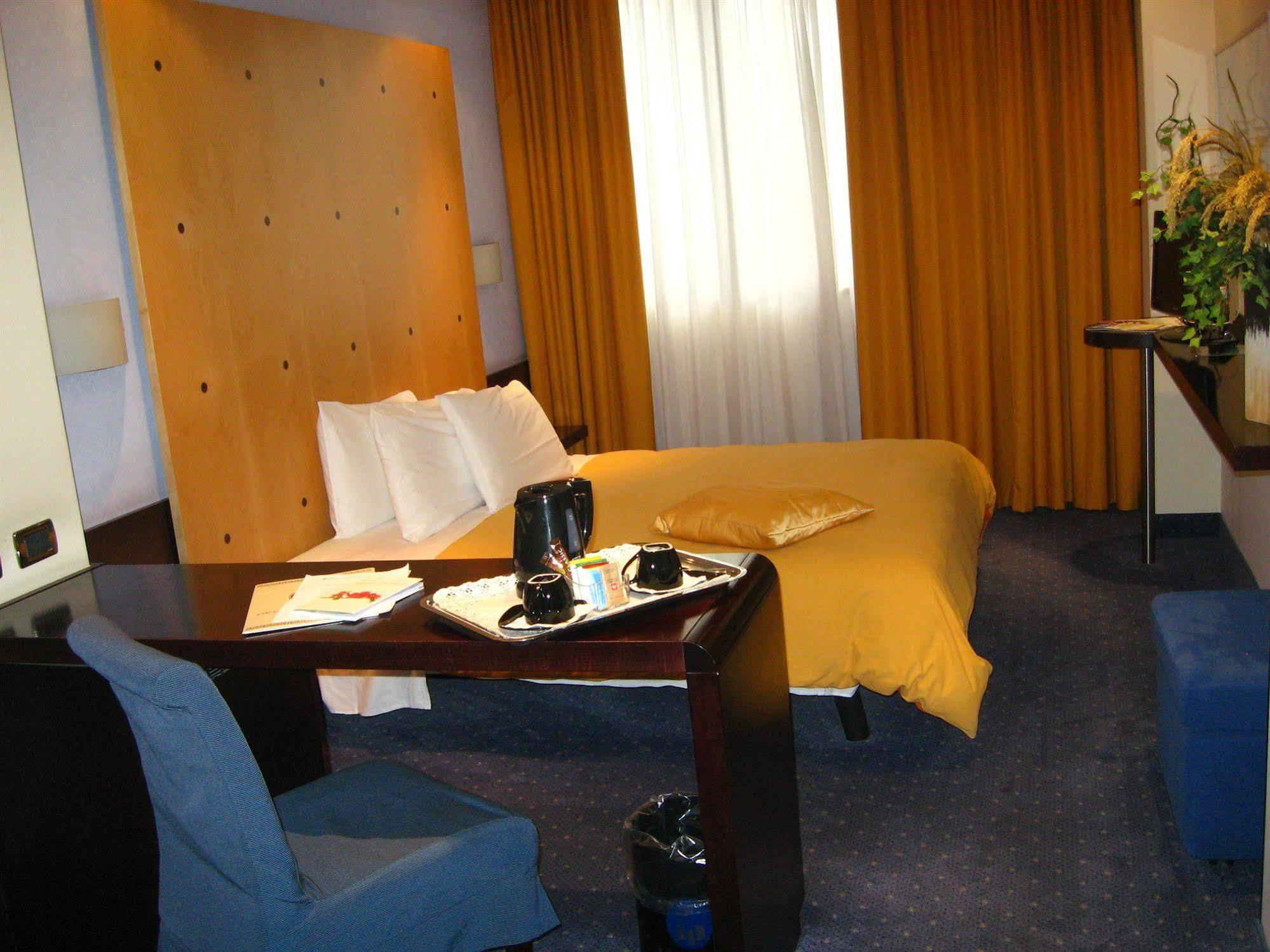 Hotel Imperatori Рим Экстерьер фото